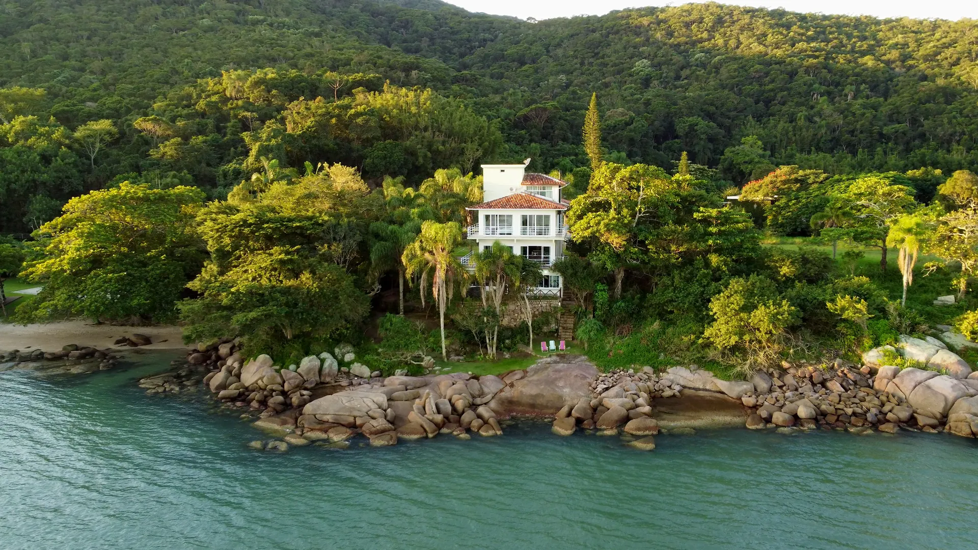 Fachada e área de lazer vistas do alto